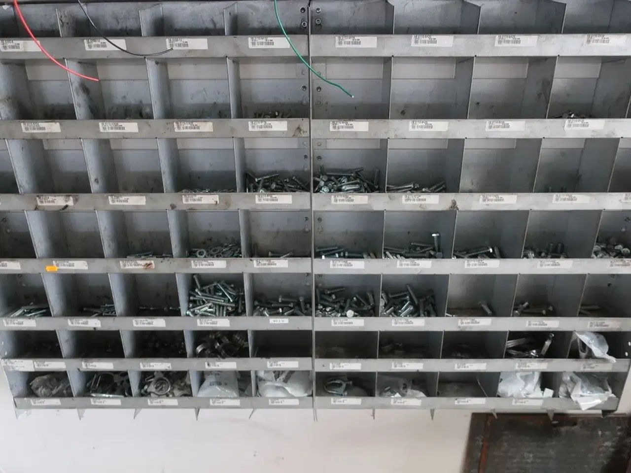 Billede 2 - Sortimentsreol med indhold