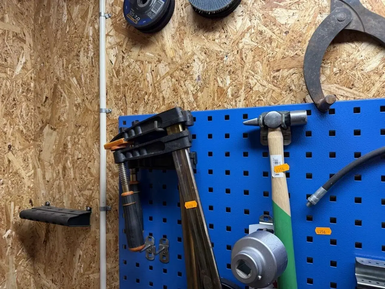 Billede 11 - Værktøjsvæg med diverse værktøj, bor m.m.