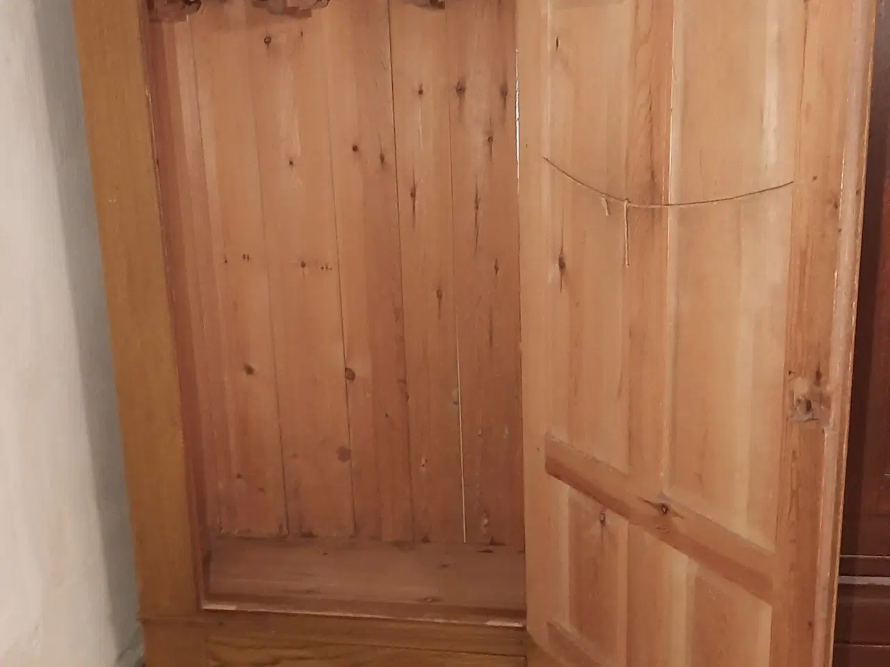 Billede 3 - Egetræs malet karlekammerskab.