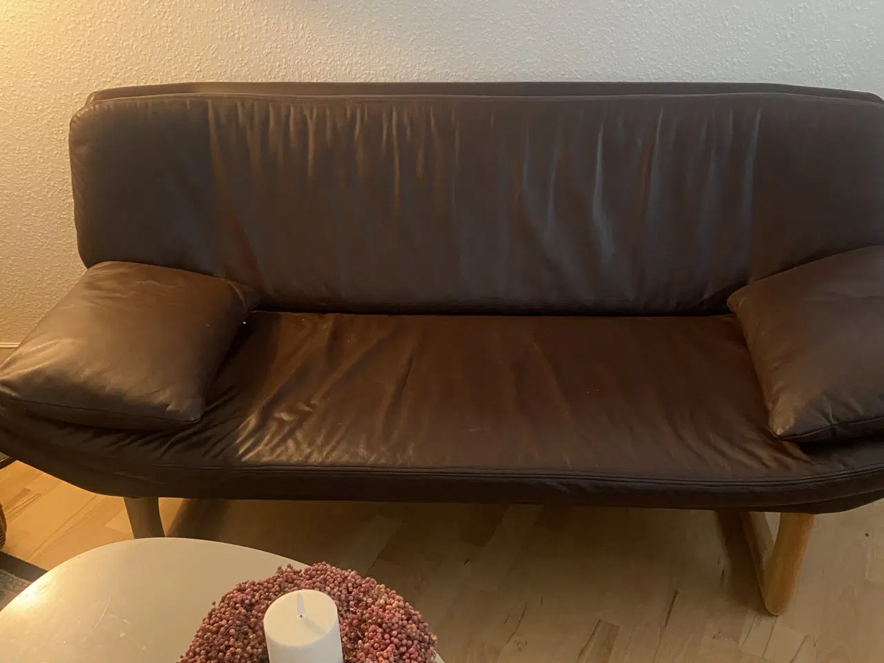 Billede 4 - Arkitekttegnet stilren sofa i flot læder