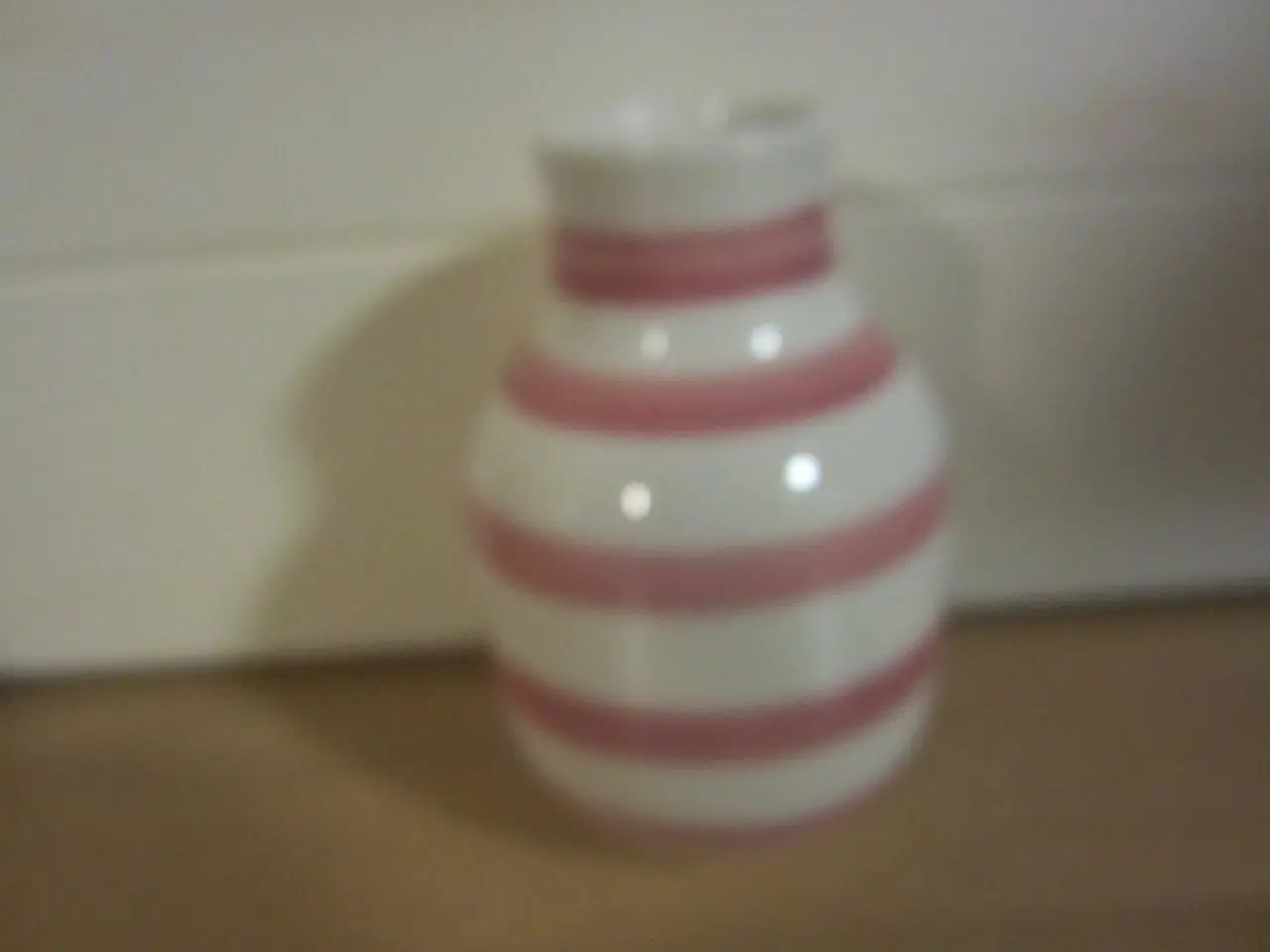 Billede 1 - Rigtig fin rød/hvid vase fra Kahler ca 14cm i højd