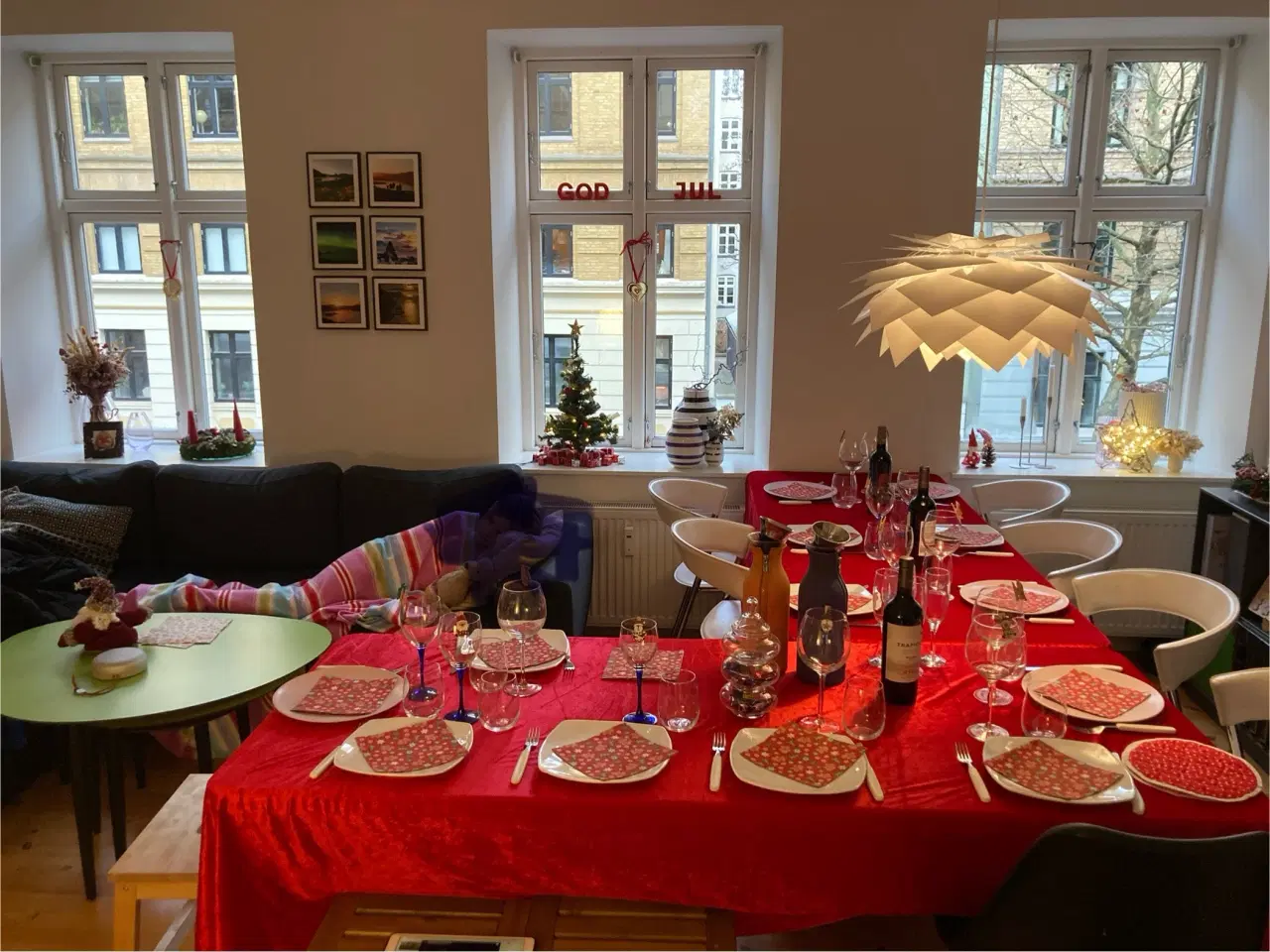 Billede 3 - UDLEJES - 2x Praktiske folde borde til fest