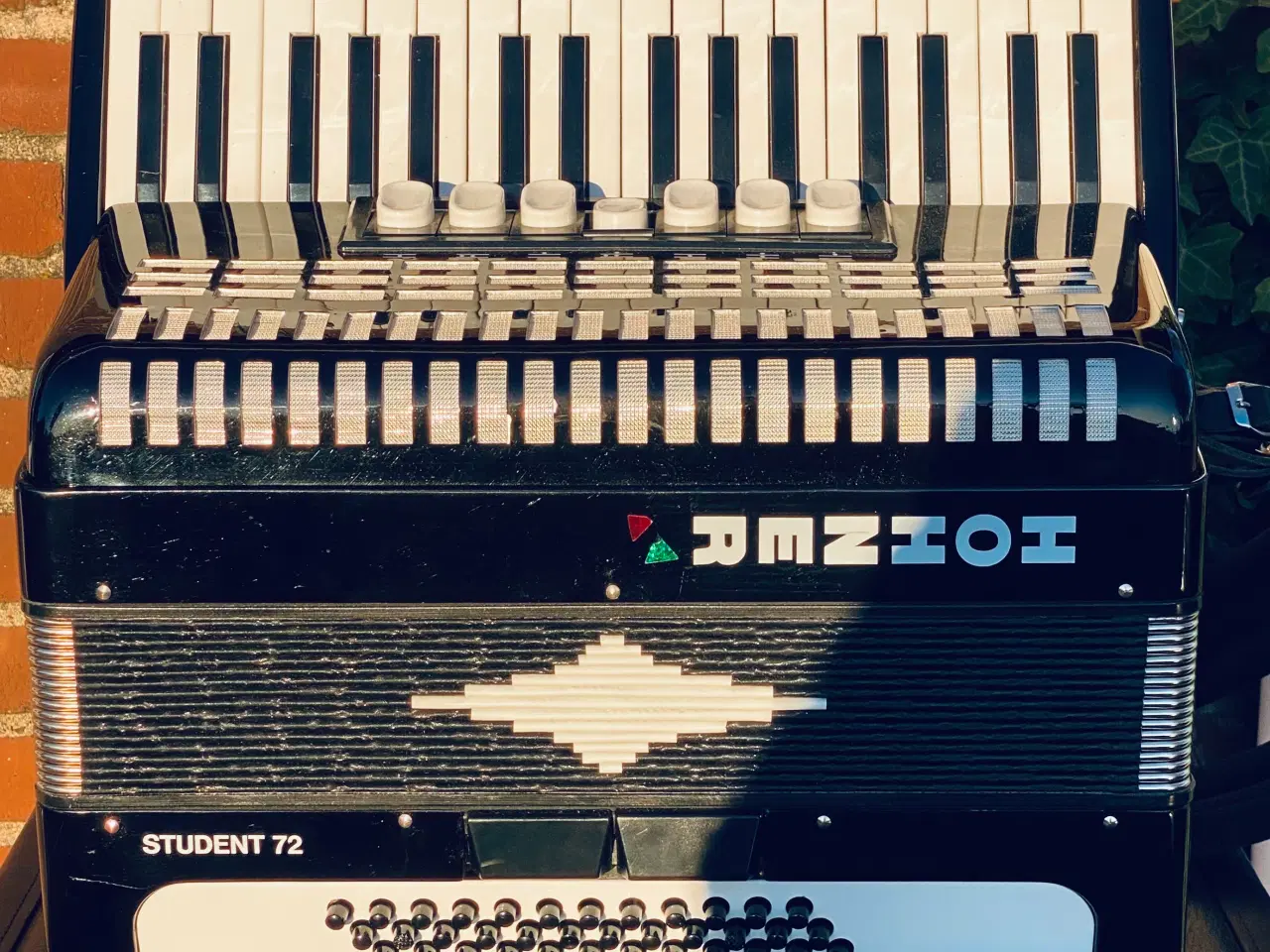 Billede 2 - Hohner Student 72 – allround harmonika sælges fra 