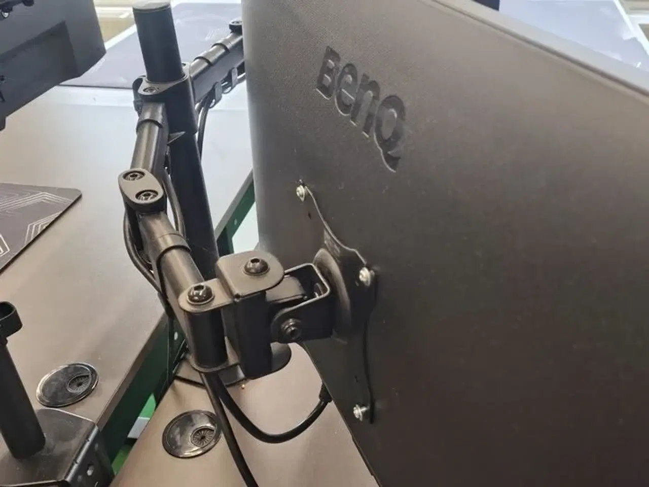 Billede 2 - To Benq skærme på stativ 27"