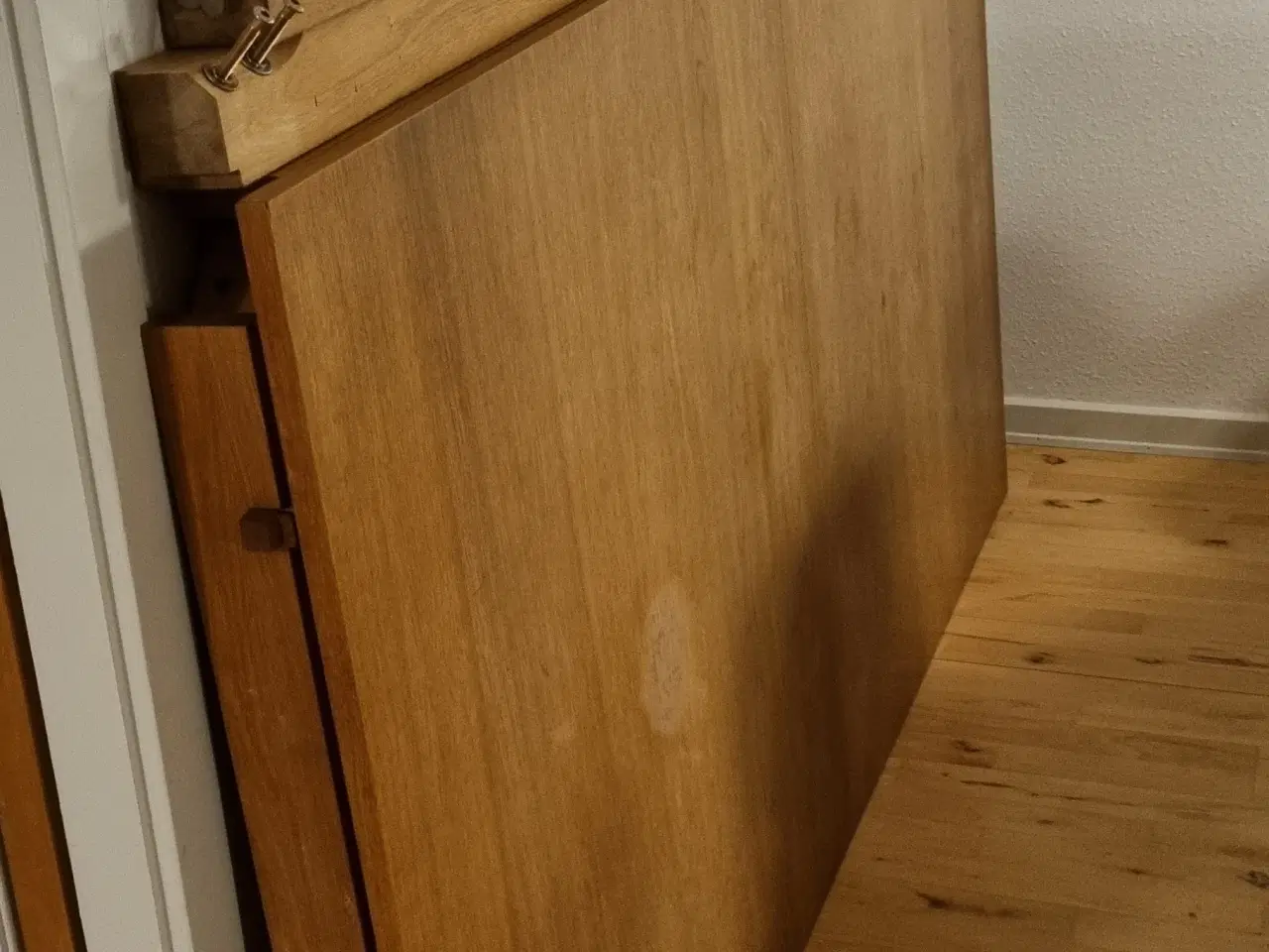 Billede 3 - Spisebord med 2 tillægsplader 