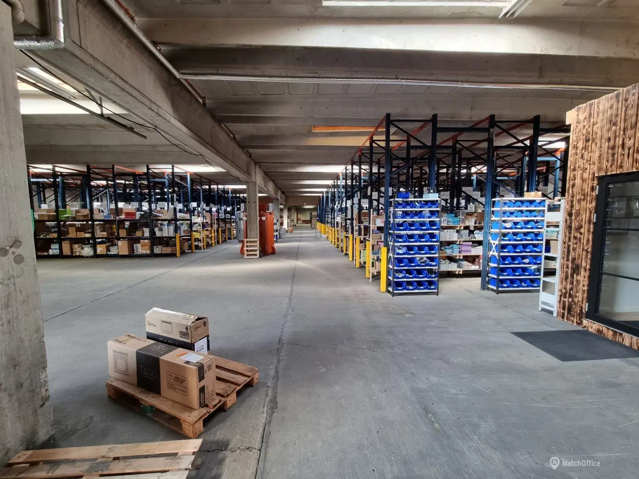 Billede 1 - Stor regulær lagerhal med kontor til lav pris