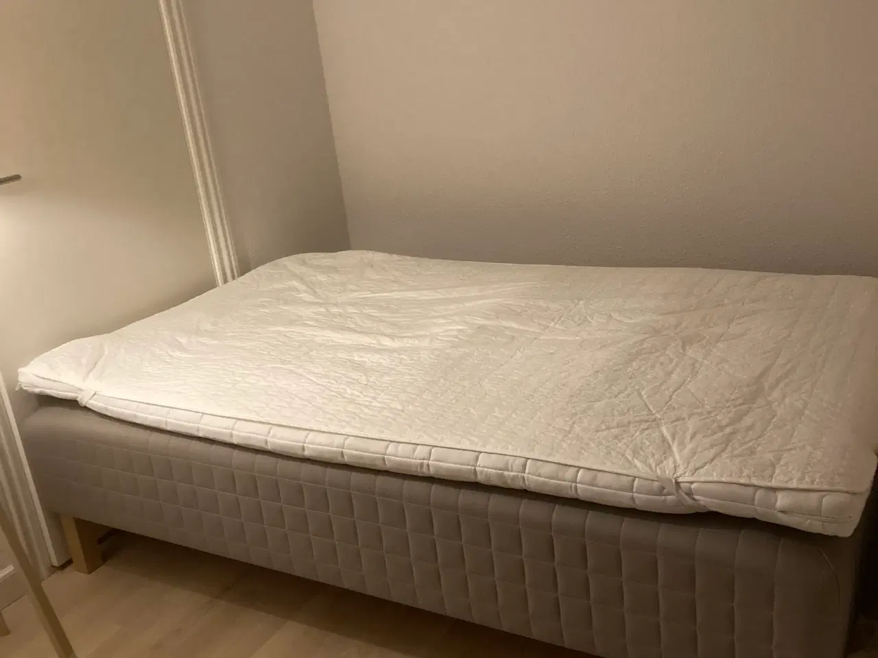 Billede 3 - Ikea seng 120 x 200 inkl. ben, top- og rullemadras