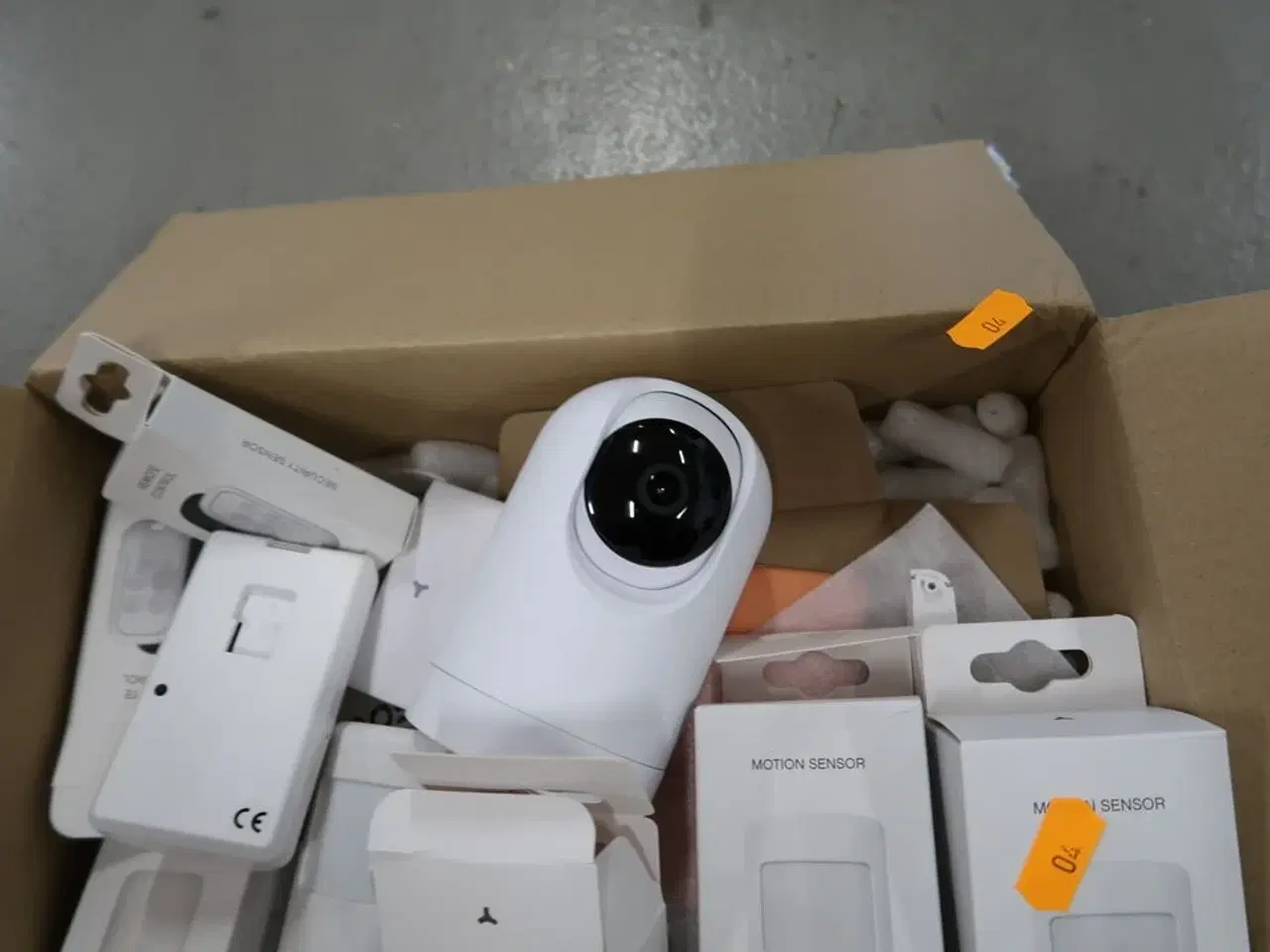 Billede 3 - Kasse med div. Sensorer, overvågningskamera m.m.