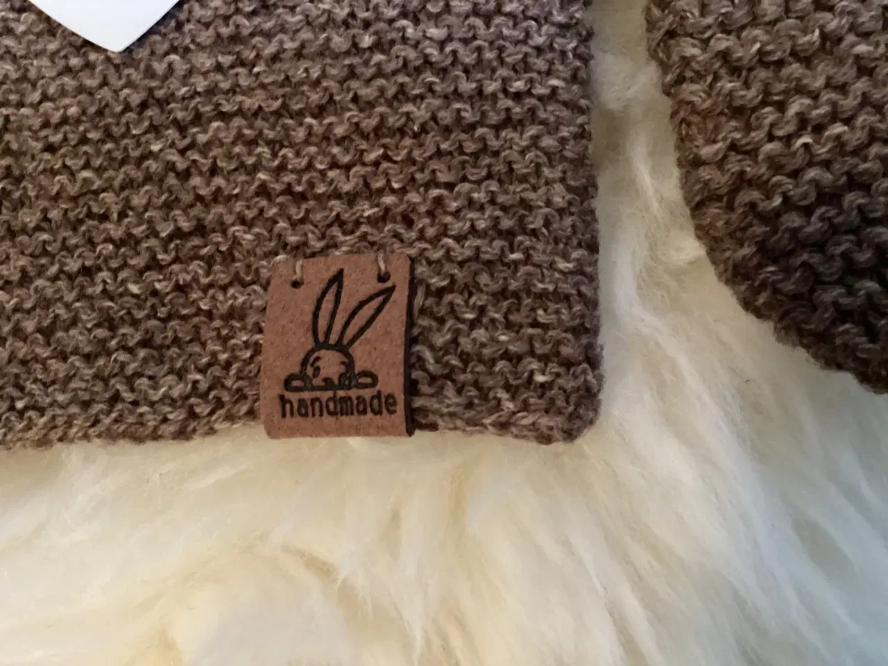 Billede 4 - Håndstrikket sæt : Rilletrøje, hue, vanter mm