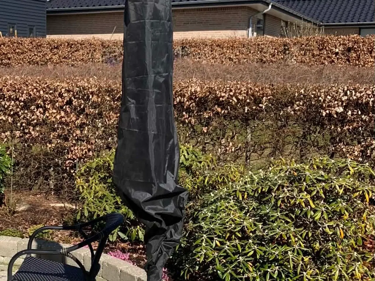 Billede 5 - Parasol med beige dug og trinvis regulering og fod