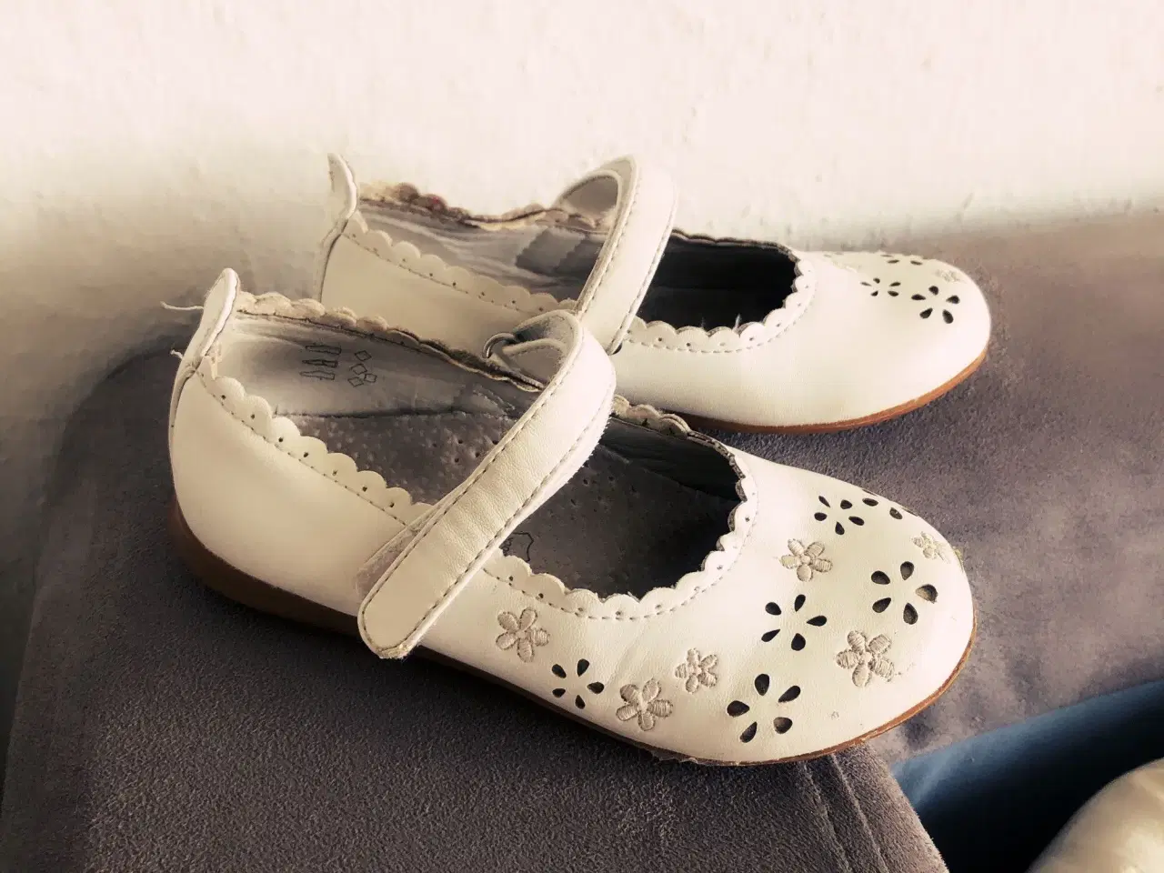 Billede 2 - Skofus hvide flade sko med velcrorem henover foden