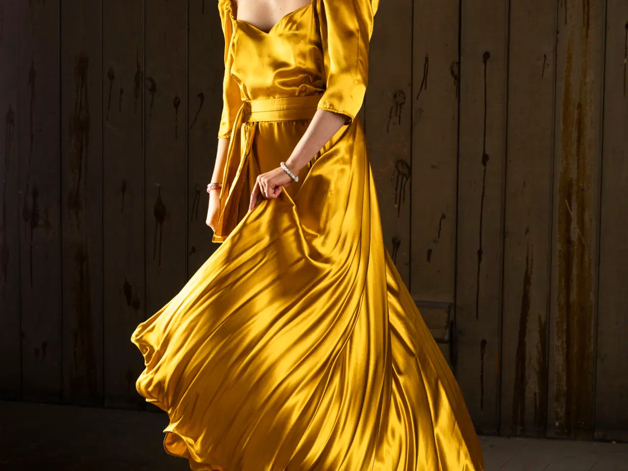 Billede 1 - Guldkjole med stor vidde. 