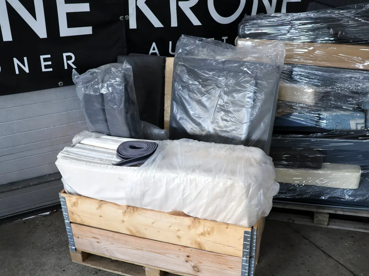 Billede 2 -  Paller med diverse Hynder.