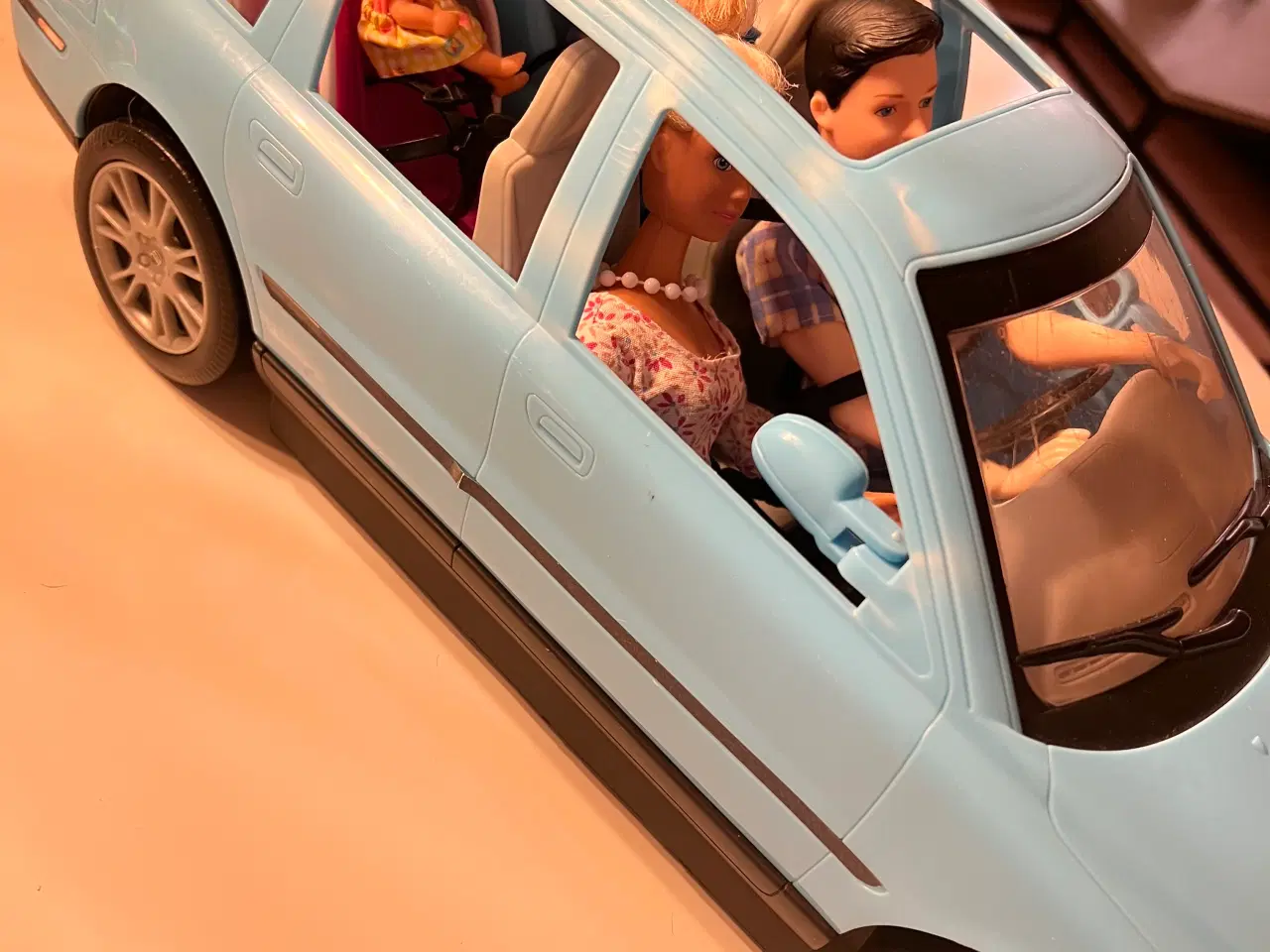 Billede 1 - Barbie bil+familie