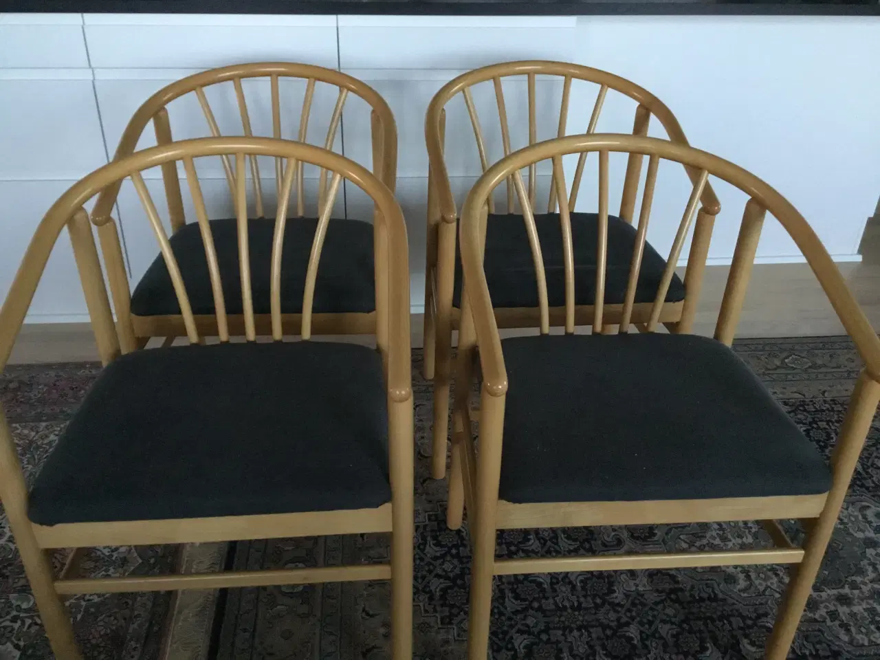 Billede 1 - Spisebordstole af lakeret bøg