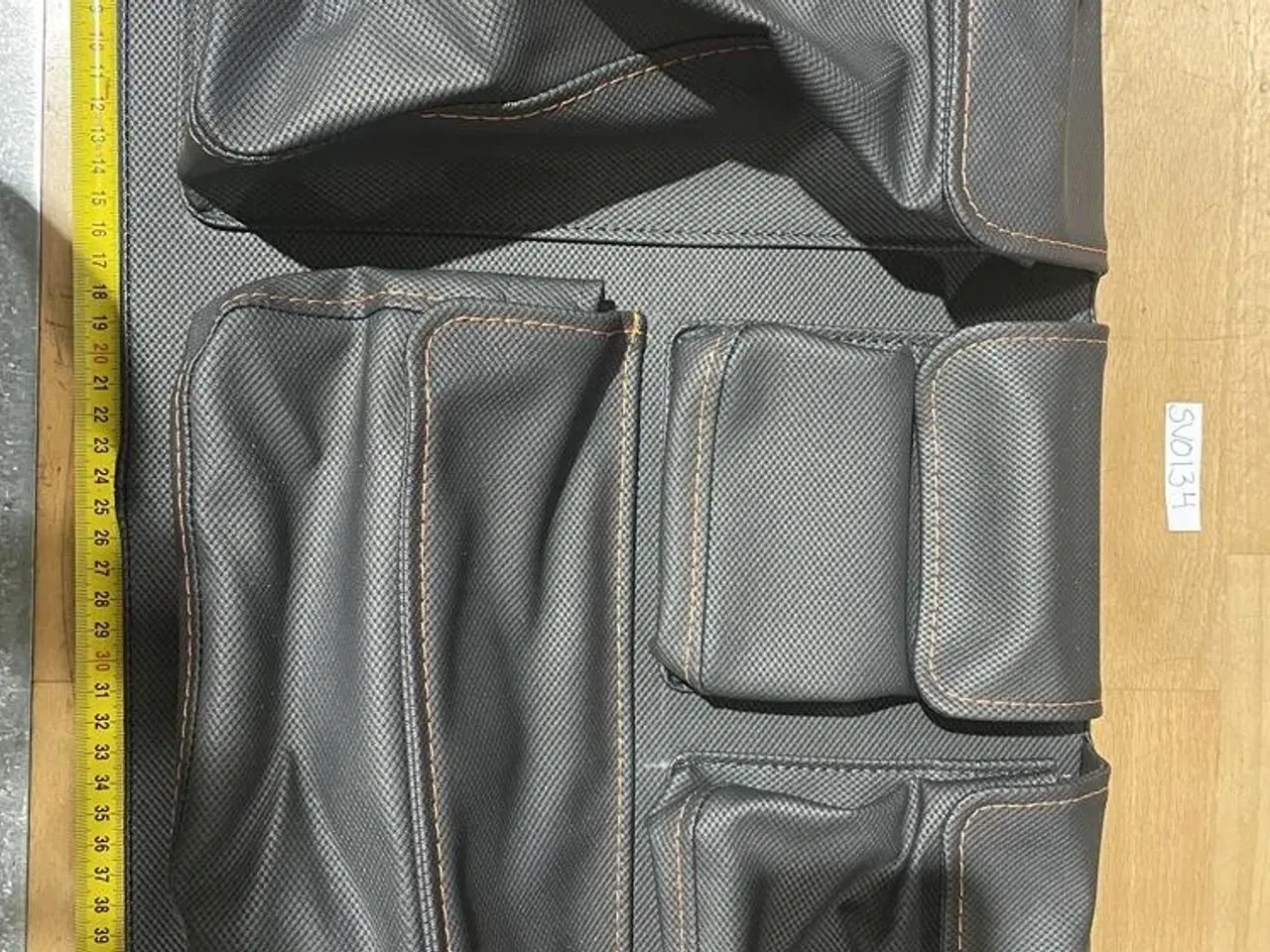 Billede 1 - Coaster 600DC/BR Opbevaringslomme – Mørkegrå med Orange Syninger –Trykknap-montering