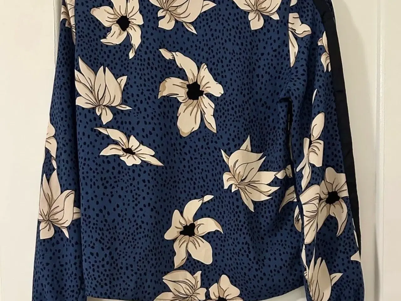 Billede 2 - Only blå mønsteret bluse - str. 34