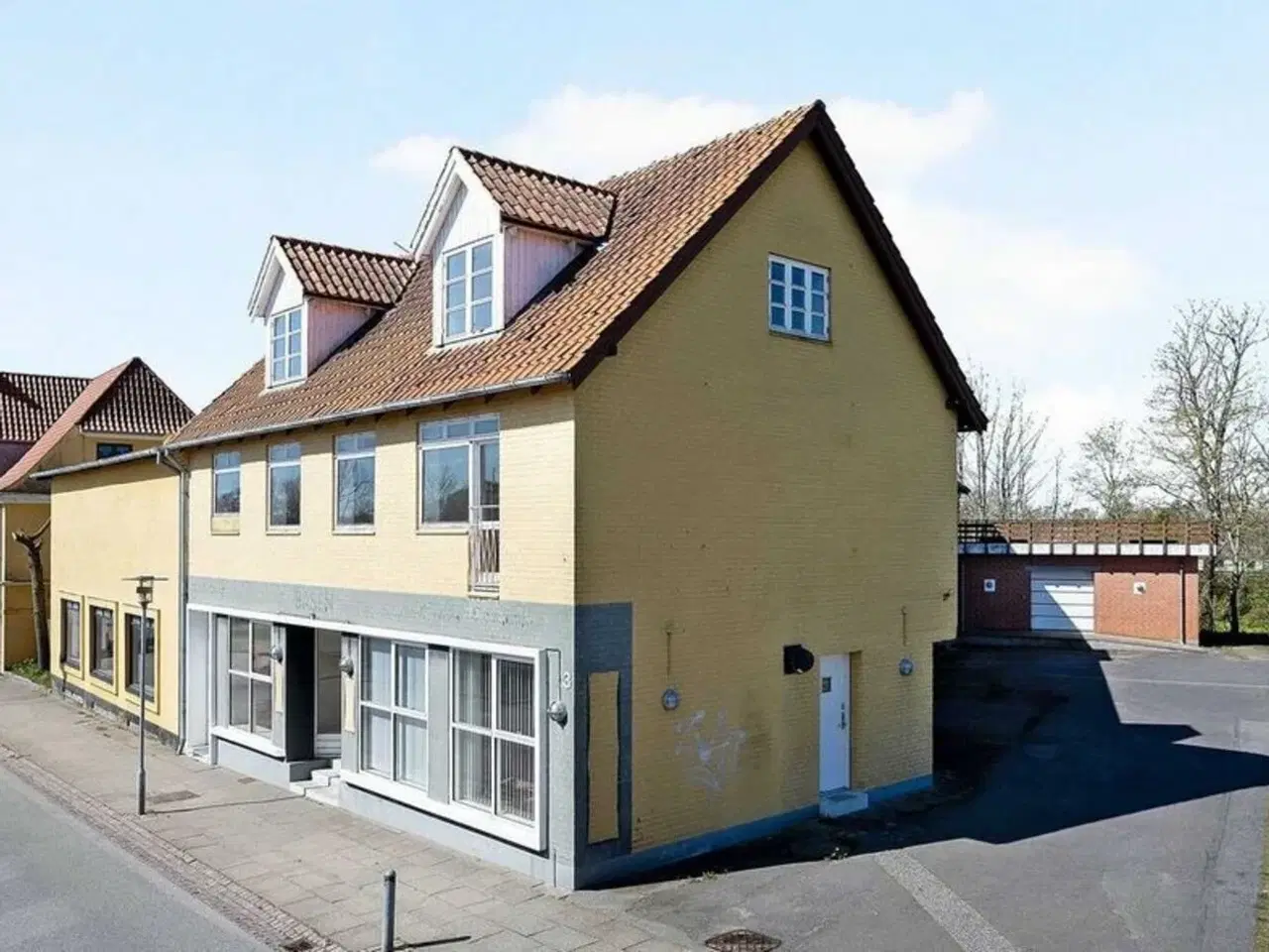 Billede 1 - Spændende bolig- og erhvervsejendom med central beliggenhed i Bindslev