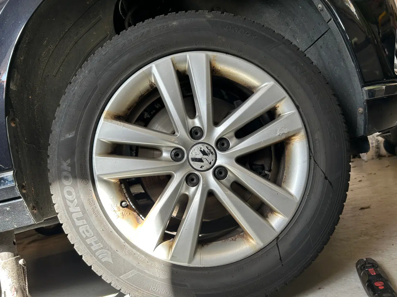 Billede 1 - VW 17" Alu-fælge monteret med næsten nye Helårsdæk