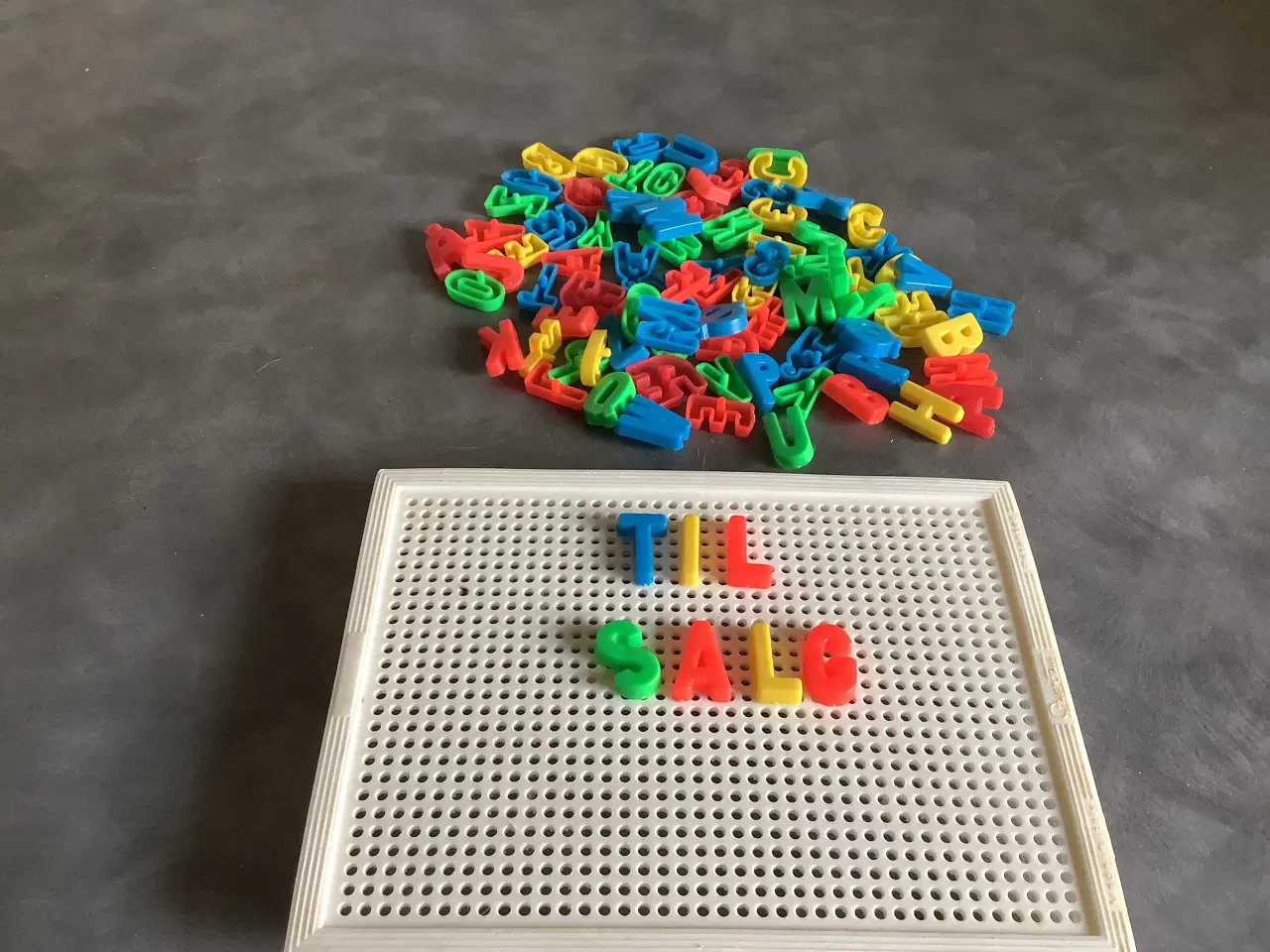 Billede 1 - Mosaik med bogstaver og stifter i 4 farver