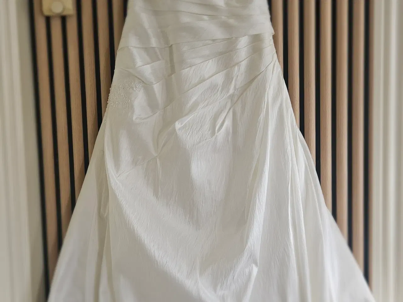 Billede 1 - Brudekjole med underskørt
