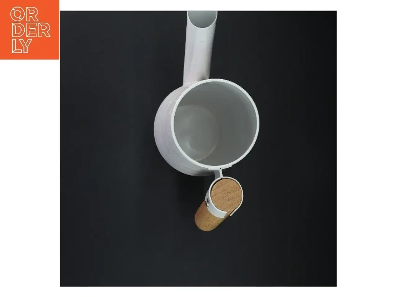 Billede 3 - Hvid vandkande med træhåndtag fra IKEA (str. 30 cm)