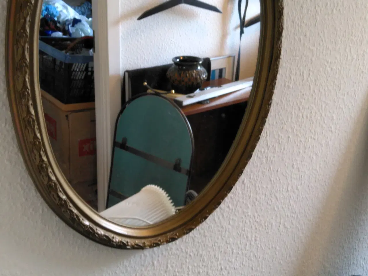 Billede 2 - Ovalt spejl med flot gylden ramme.