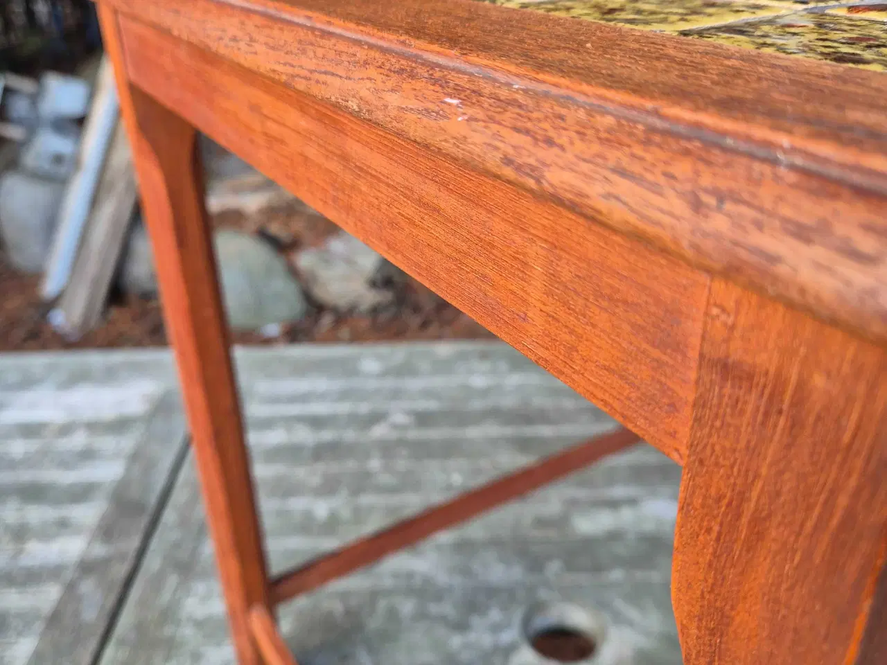Billede 12 - Sidebord i teak med fine sandfarvede kakler