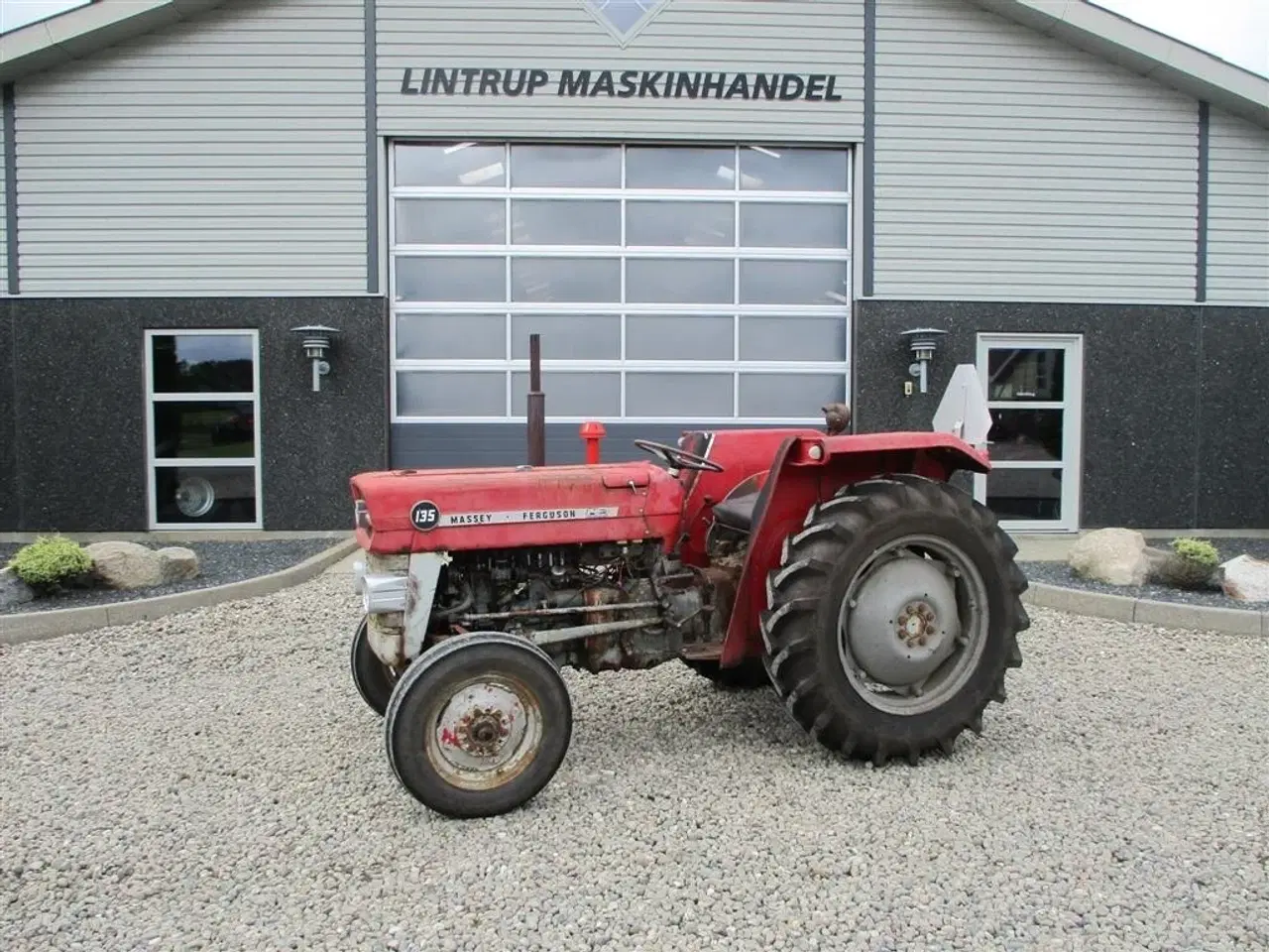 Billede 1 - Massey Ferguson 135 Sjælden Benzin MF135. Den starter og går godt