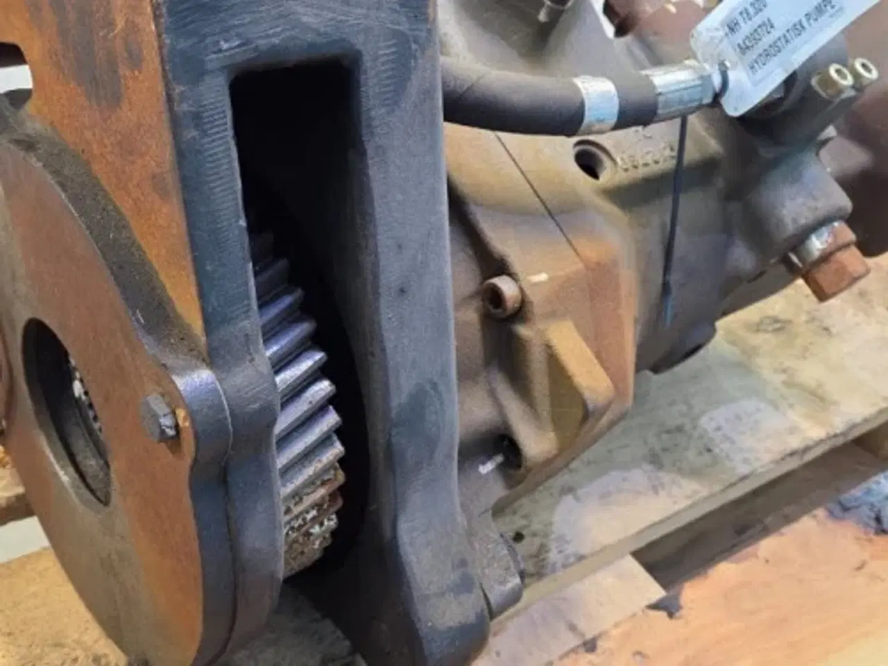 Billede 6 - New Holland T8.320 Hydrostatisk Pumpe 84393724