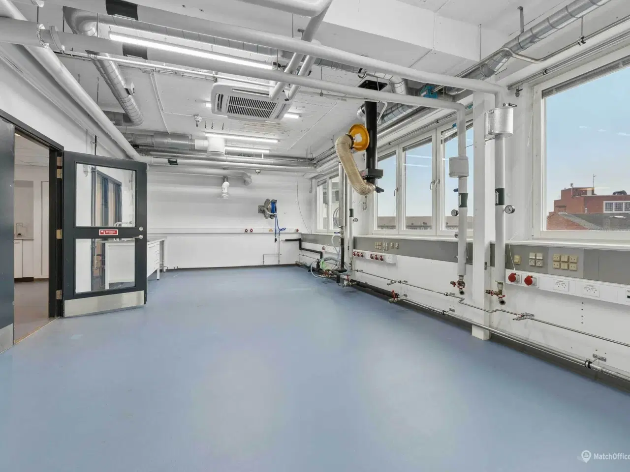 Billede 21 - Moderne og lyst laboratorium med kontor tæt på metro