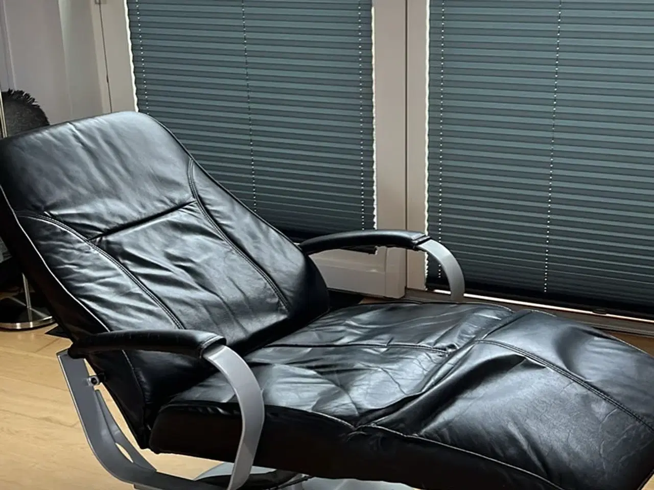 Billede 2 - Sort Læder drejestol med indbygget fod skammel