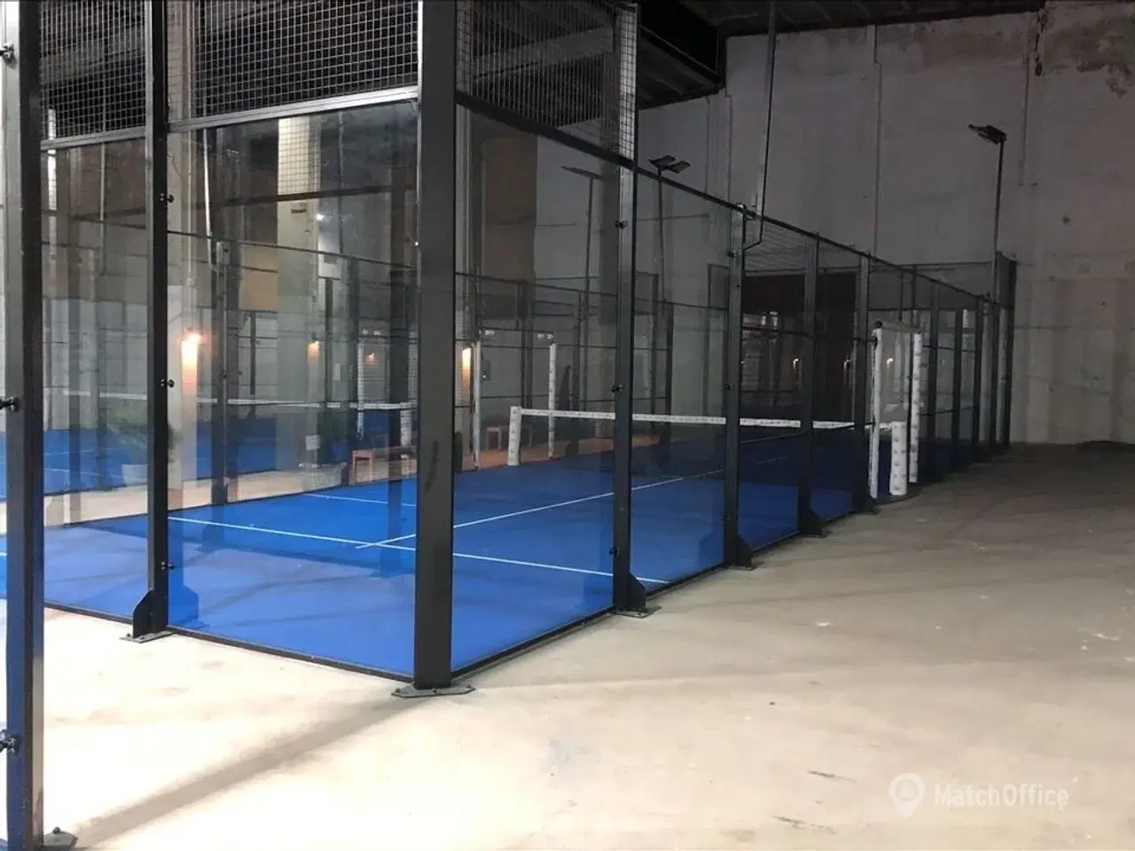 Billede 2 - 1.299 m2 fuldt monteret padelcenter klar til drift med 2 dobbeltbaner og 2 enkeltbaner.