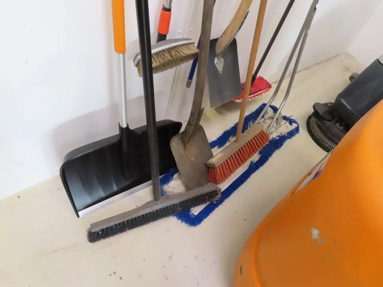 Billede 4 - Diverse koste og skovle