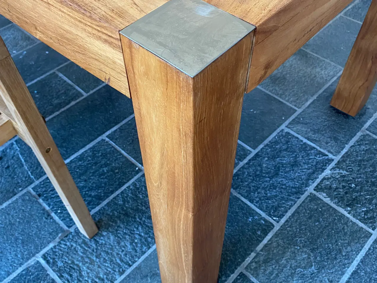 Billede 4 - Gedigent Havebord massiv Teaktræ