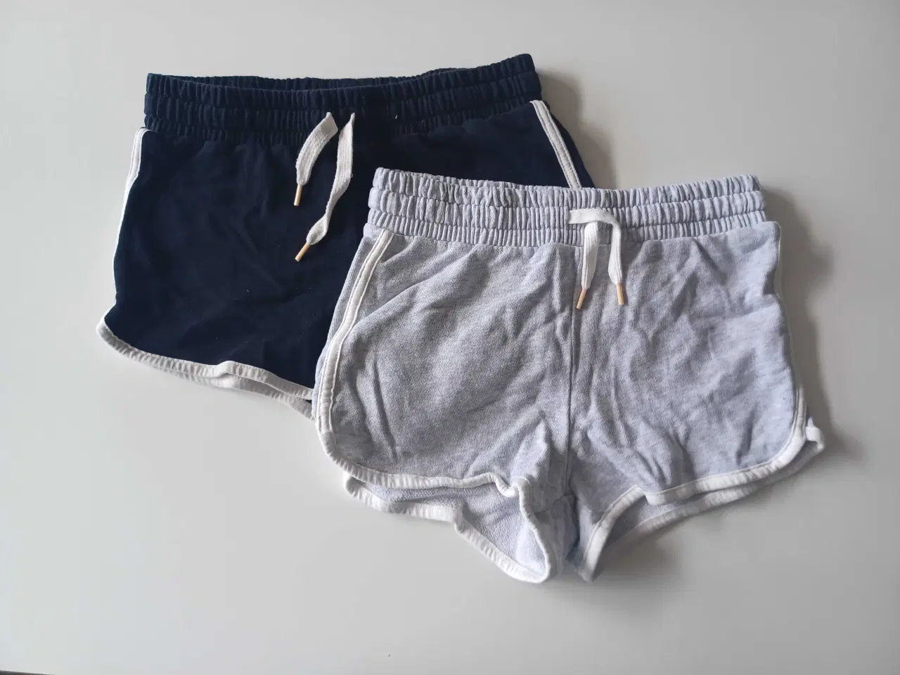 Billede 1 - 2 par shorts størrelse 140  Brugte men fine