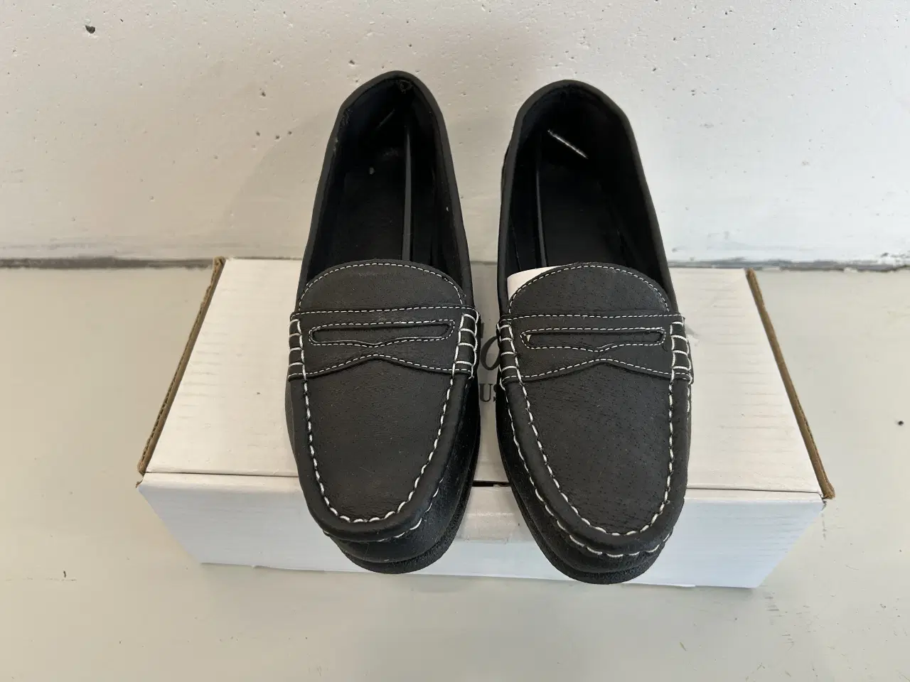 Billede 1 - 100 par damemokkasiner sælges. BYD