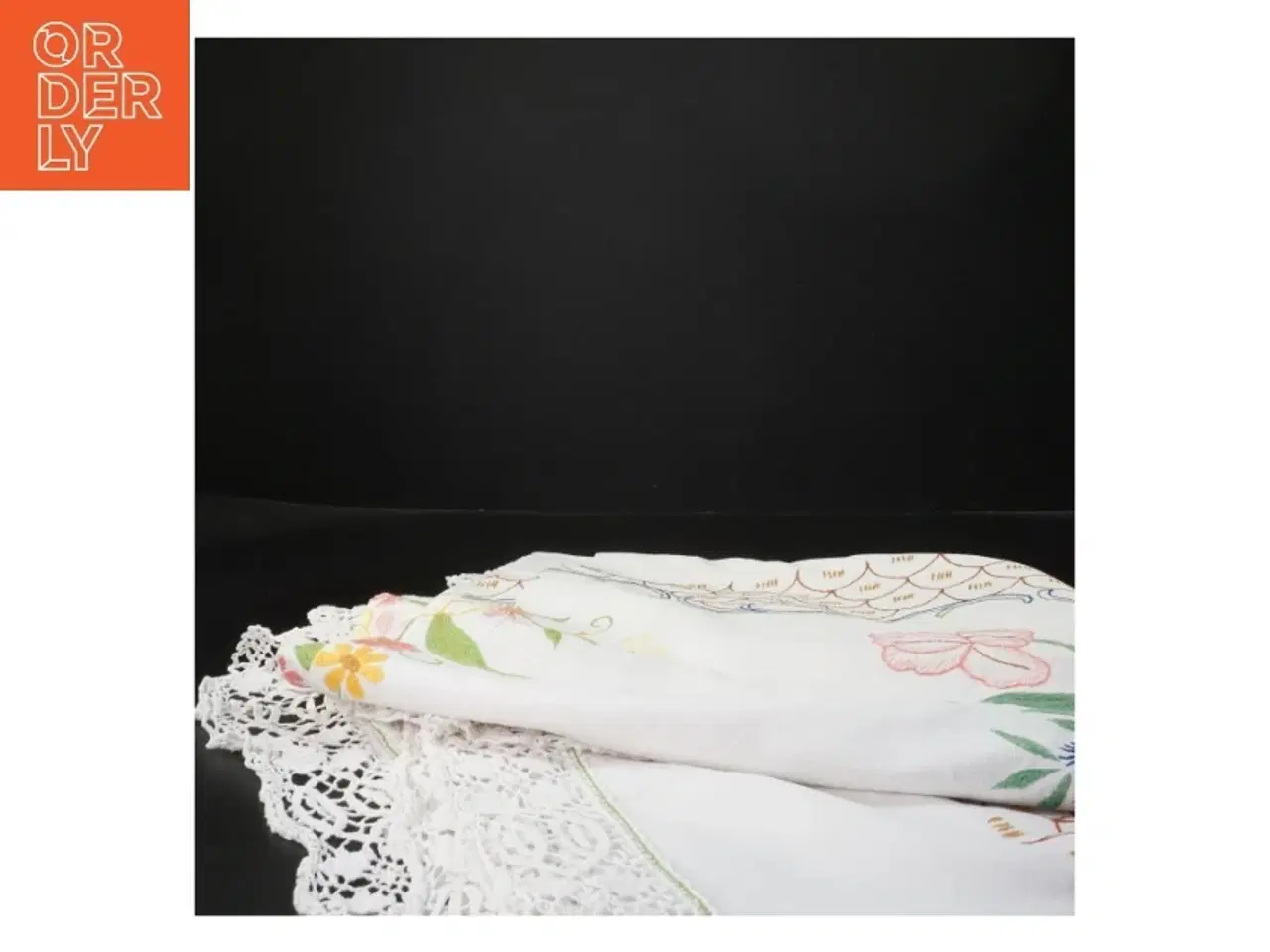 Billede 4 - Hvid dug med broderi og blondekant (str. 135x135 cm)