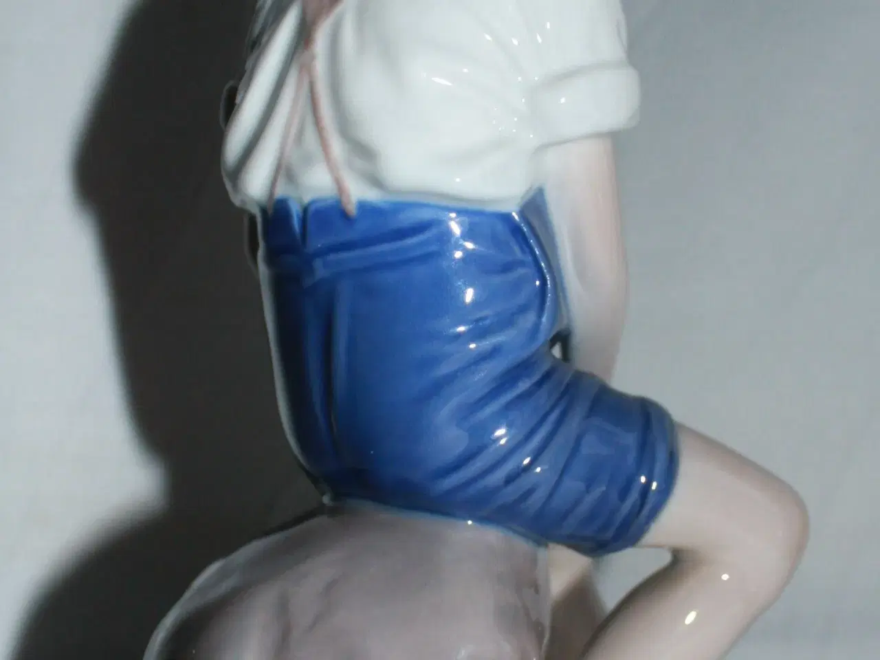 Billede 6 - Porcelænsfigur "dreng på sten" fra B&G