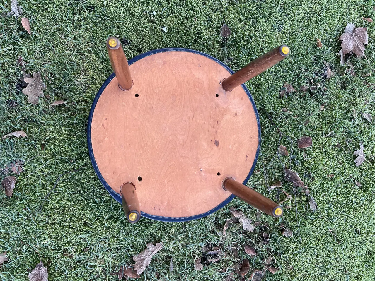 Billede 1 - Rund skammel med dekorationssyninger | Dansk desig