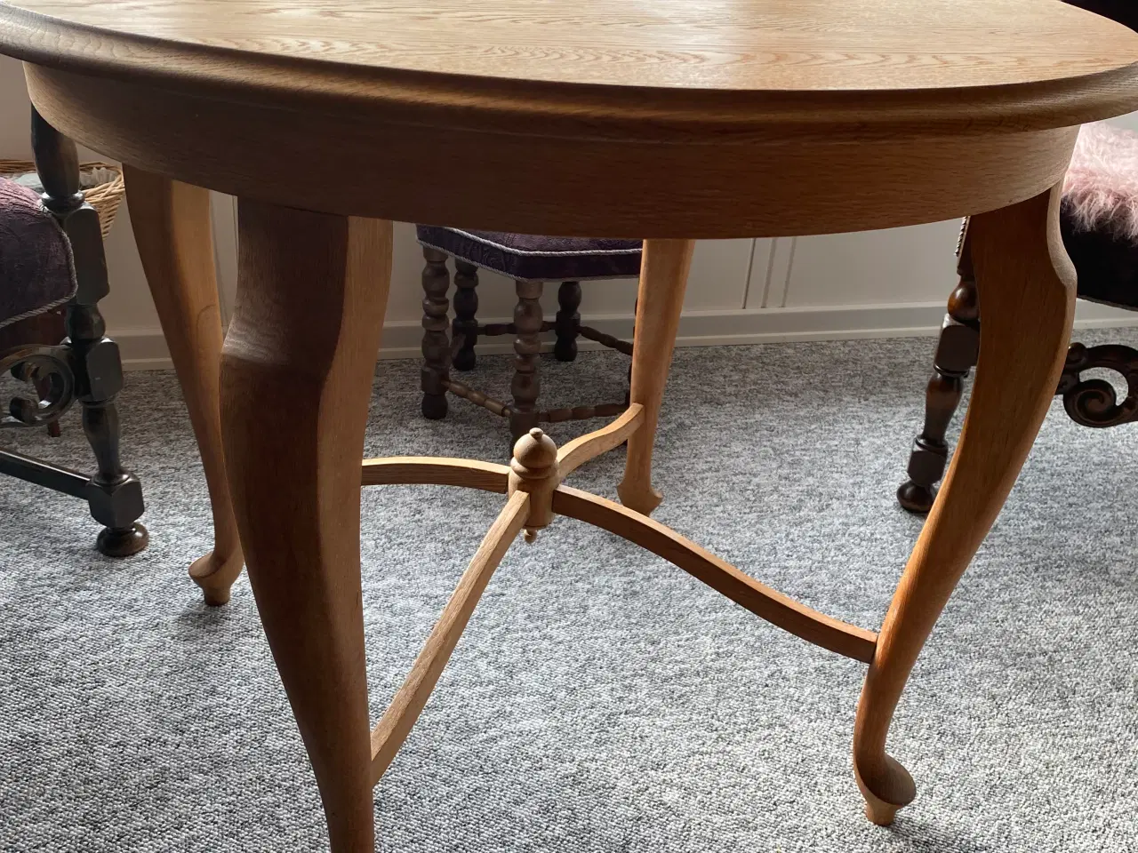 Billede 2 - Egebord. rund, afsyret, og med fine detaljer