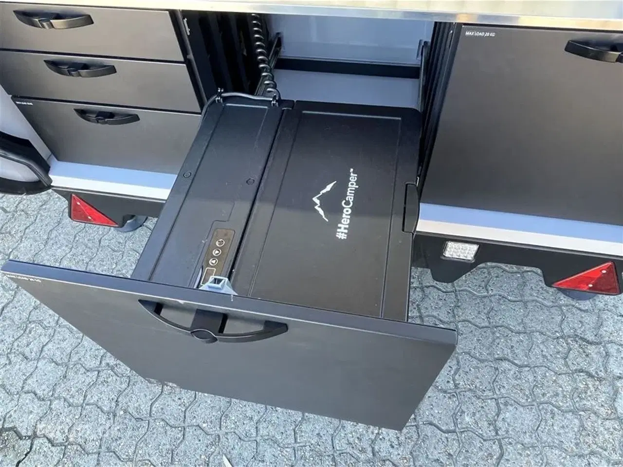 Billede 15 - 2023 - Hero Camper Ranger R   Køkkentelt, solcelle og batteripakke, alufælge, Webasto diesel fyr, Hero Camper Skyebox, markise, køleboks, endekøkken med 2 gasblus.