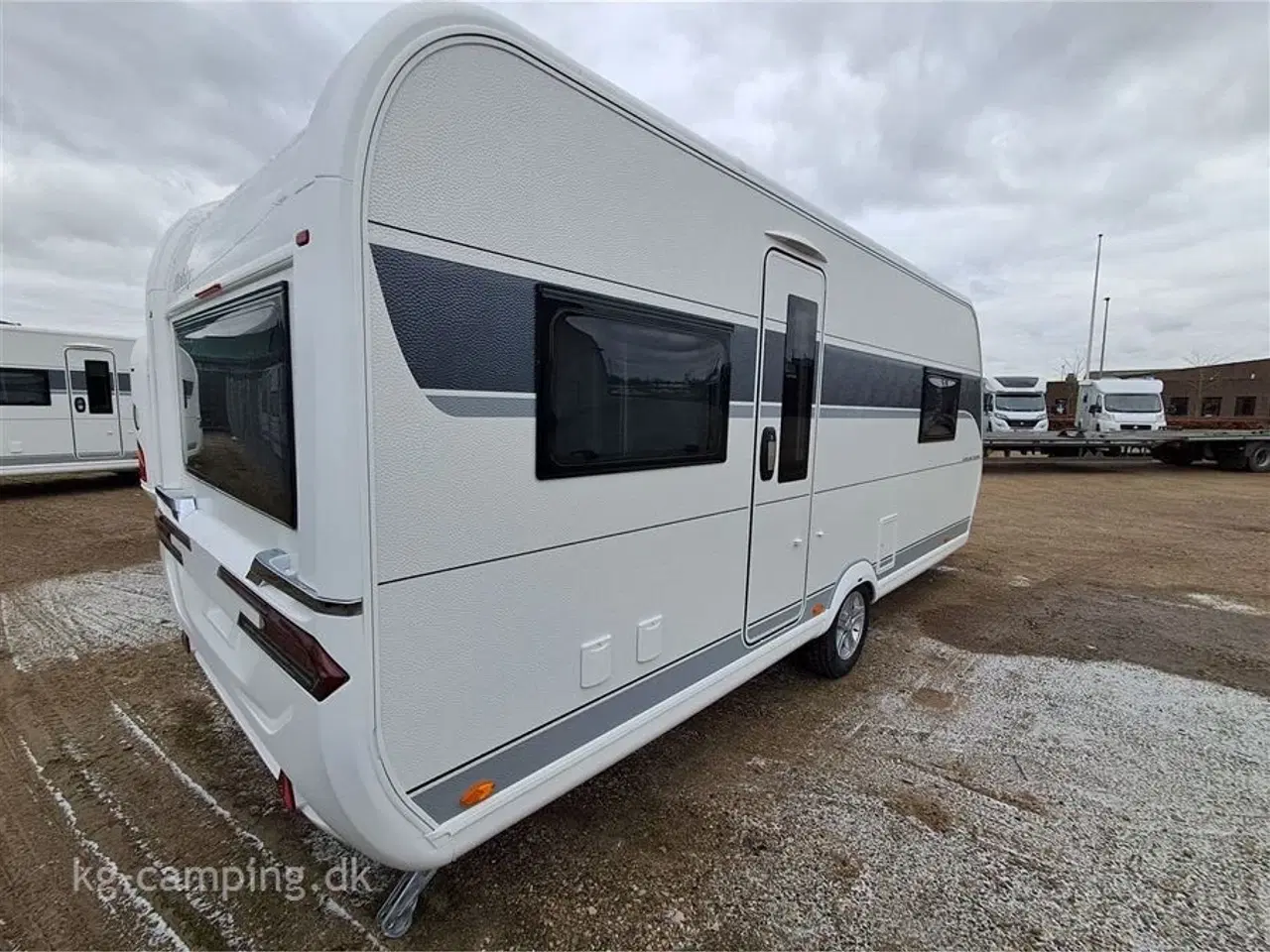 Billede 3 - 2025 - Hobby Excellent Edition 540 UFF Fritstående dobbeltseng i front samt rundsiddegruppe i bagenden .