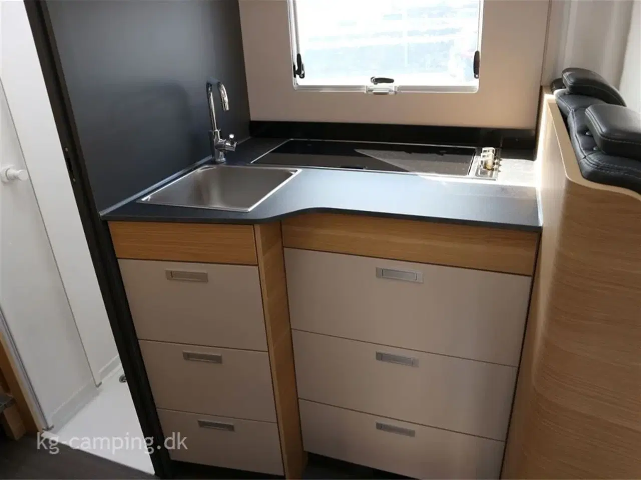 Billede 18 - 2024 - Adria Matrix Axess M670 SL   Nu nedsat med kr.72.709 | Enkeltsenge og sænkeseng i forenden.