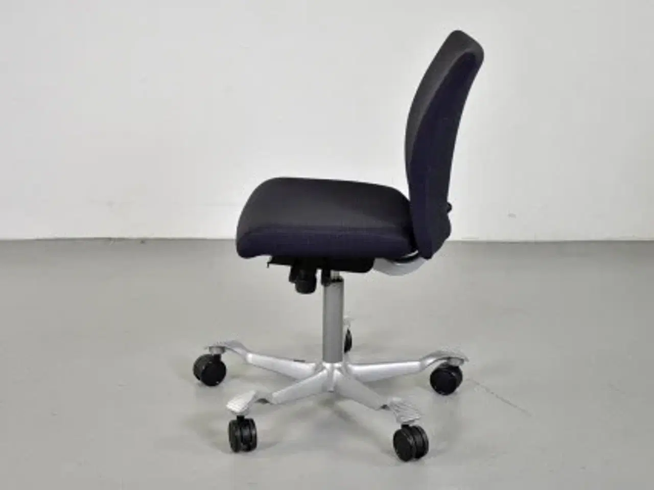 Billede 2 - Häg h04 4200 kontorstol med sort/blå polster og alugråt stel