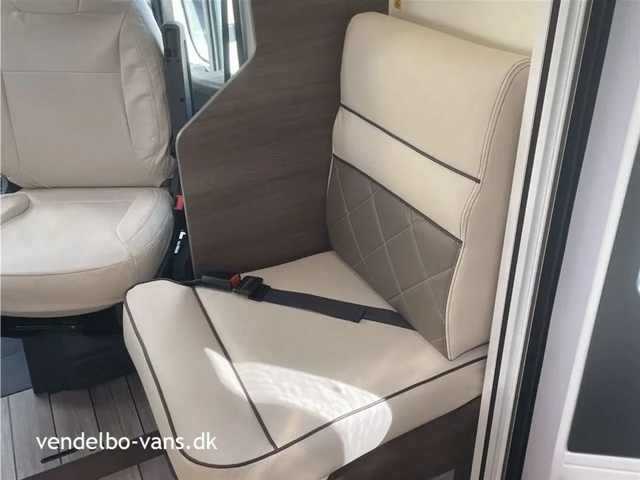 Billede 13 - 2025 - McLouis Mc4   160 cm bred dobbeltseng i midten bagerst som kan hæve/sænke