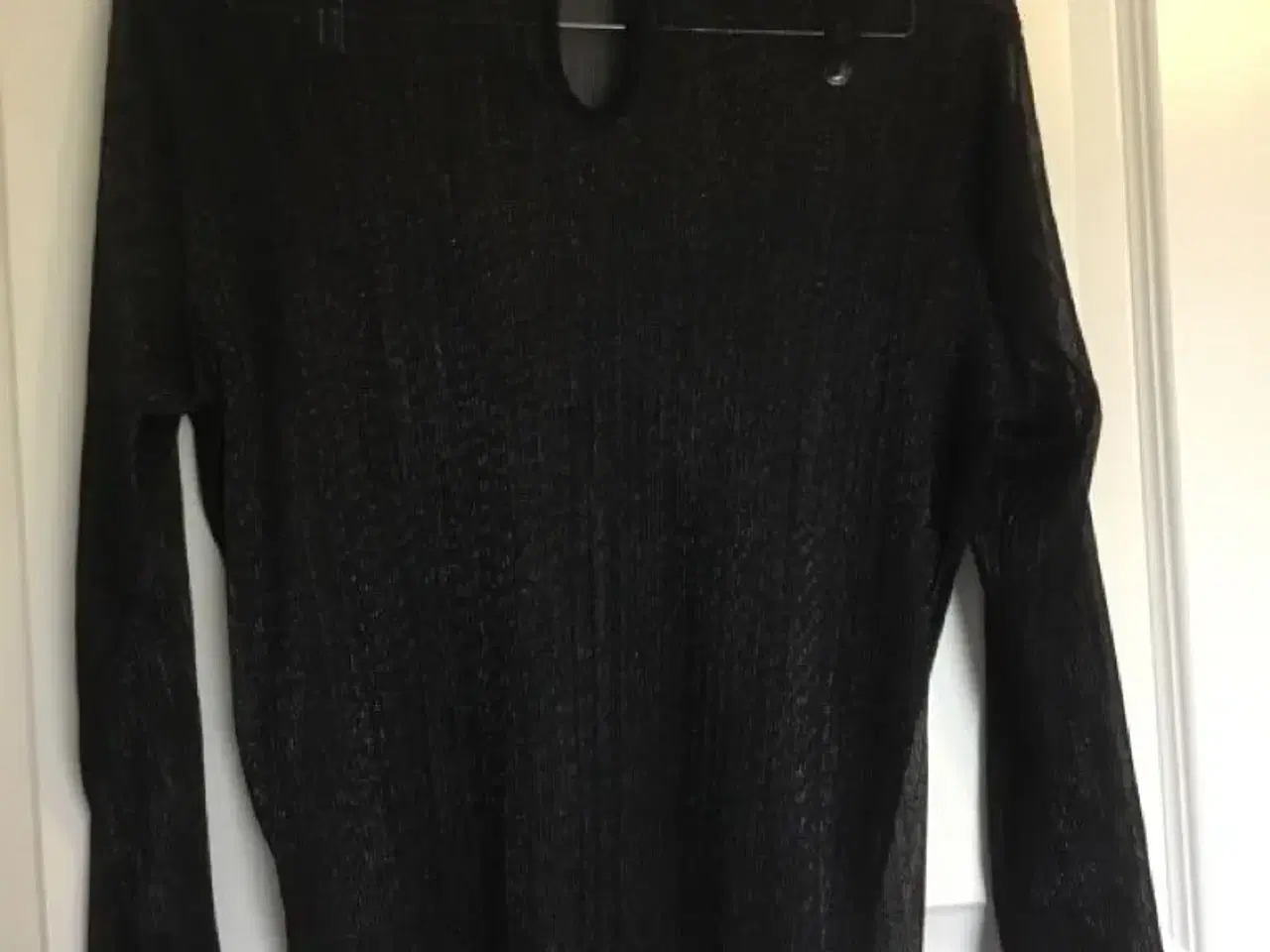 Billede 2 - Flot sort bluse med glitter