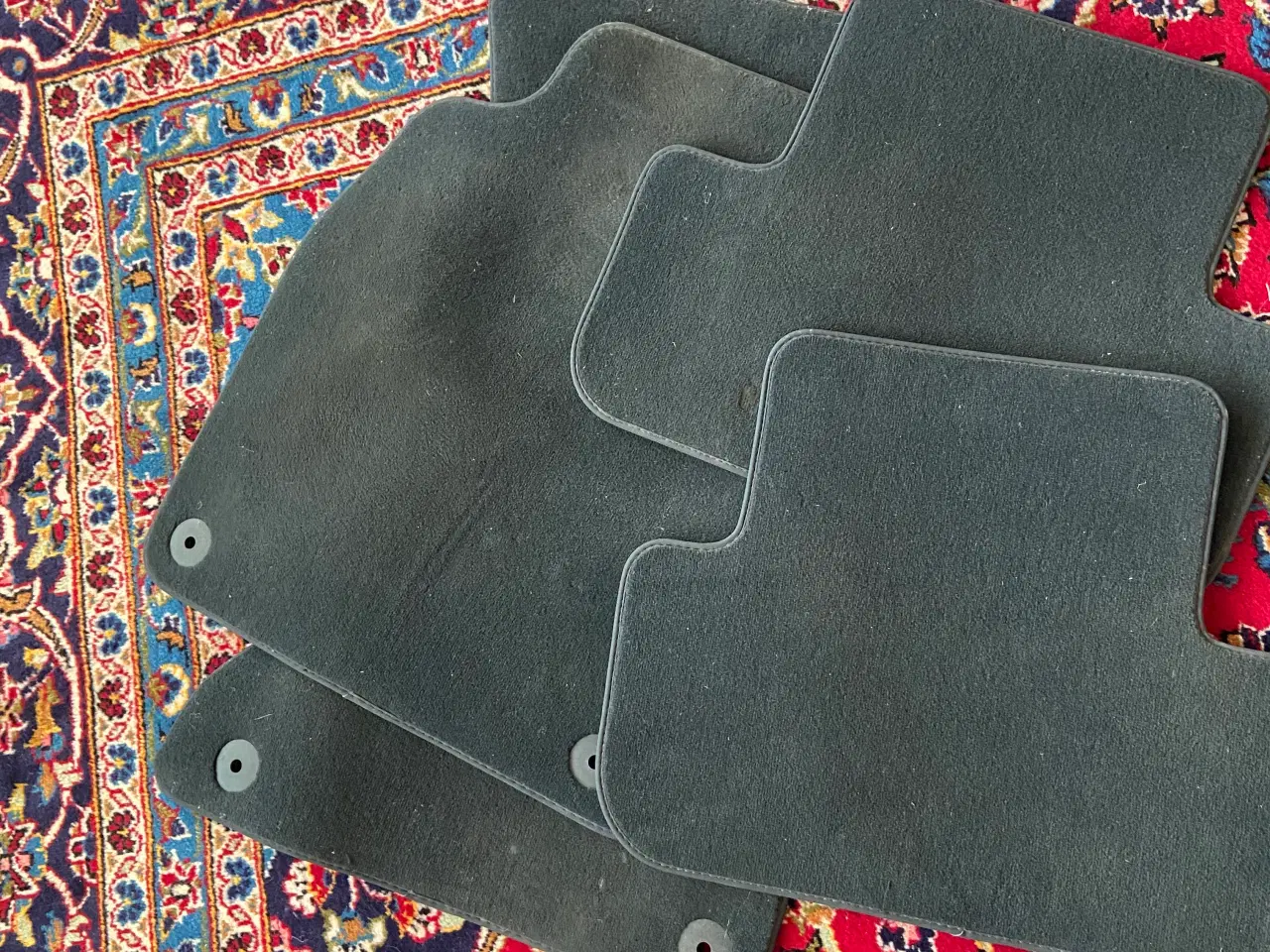 Billede 3 - 8 måtter til AUDI A4 - 4 gummi og 4 tekstil