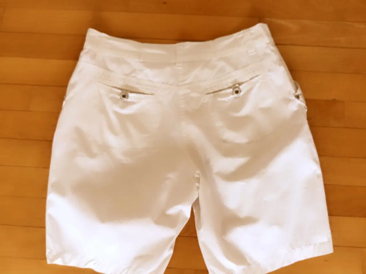 Billede 2 - Brandtex hvide shorts str 40