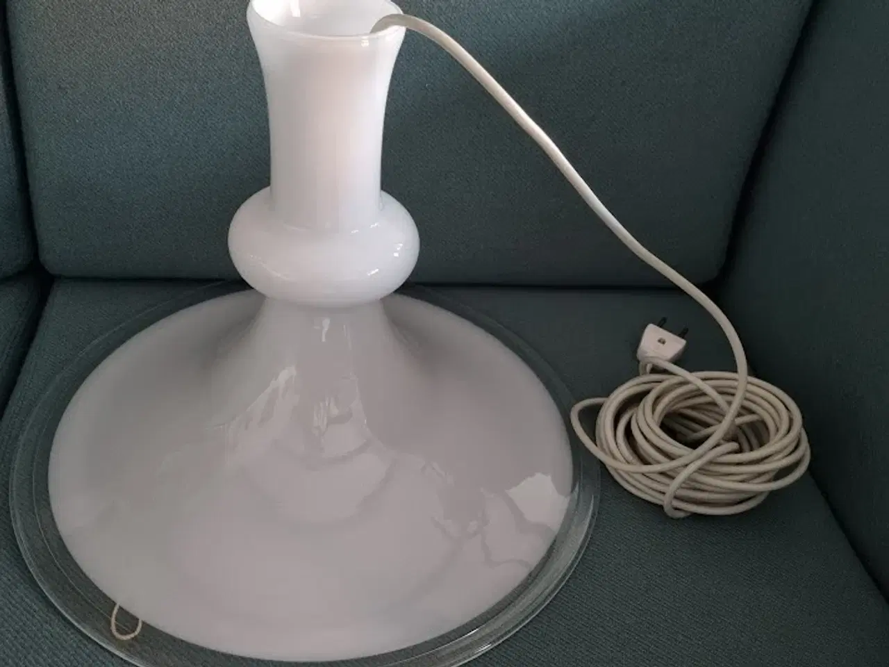 Billede 1 - Holmegaard Stor Etude pendel i hvidt glas 38 cm.